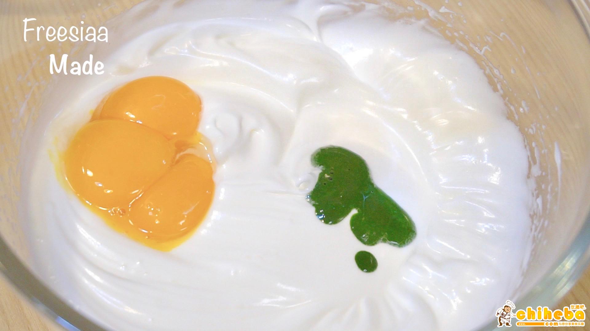【视频】小清新～抹茶杯子蛋糕（分蛋海绵蛋糕）的做法 步骤4
